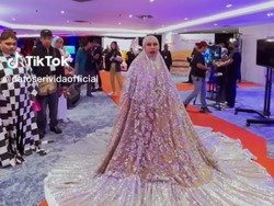 Jutawan Malaysia Pakai Mukena Jumbo ke Red Carpet, Dituding Lecehkan Agama
