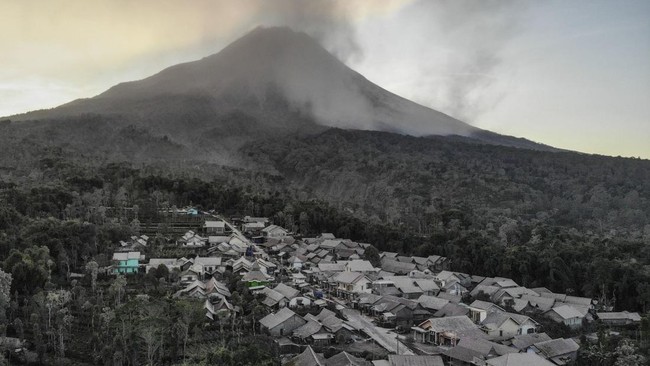 Guguran awan panas yang diluncurkan Gunung Merapi membuat sebagian daerah Kabupaten Magelang mengalami hujan abu.
