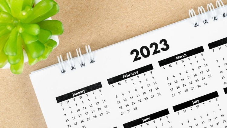 Ilustrasi Jadwal Libur Lebaran 12 months desk calendar 2023 on wooden background.