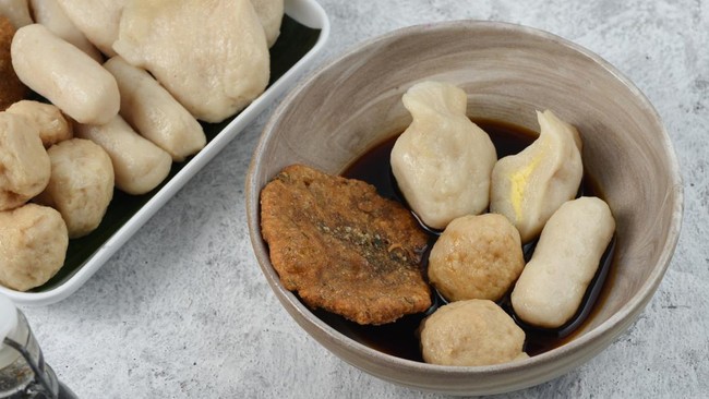 Pempek masuk 5 besar seafood terenak di dunia versi Taste Atlas. Makanan khas Palembang ini menempati urutan keempat dengan skor 4,7 dari 5.