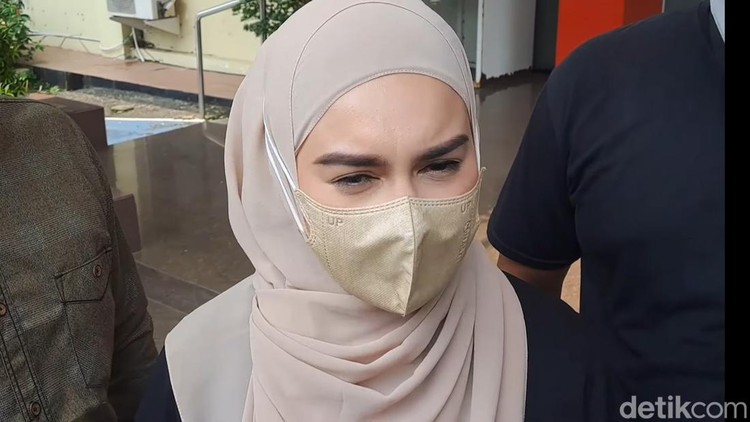 irish bella Irish Bella saat ditemui di kawasan Polres Jakarta Selatan.