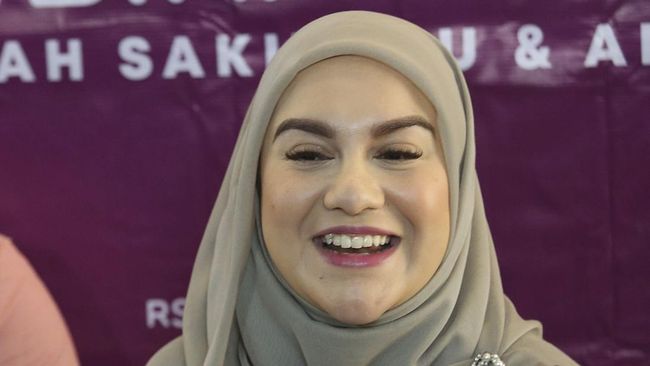 Irish Bella merayakan Lebaran dengan berbeda kali ini lantaran mantan suaminya, Ammar Zoni, sedang dipenjara atas dugaan kasus narkoba.