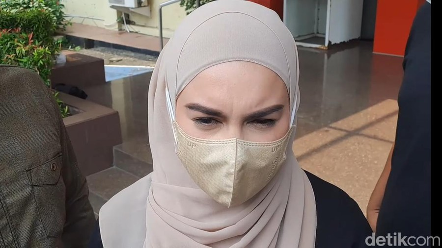irish bella Irish Bella saat ditemui di kawasan Polres Jakarta Selatan.