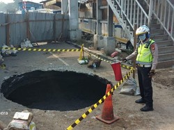 Penampakan Jalan Ambles di Daan Mogot Jakbar Bikin Lalin Macet