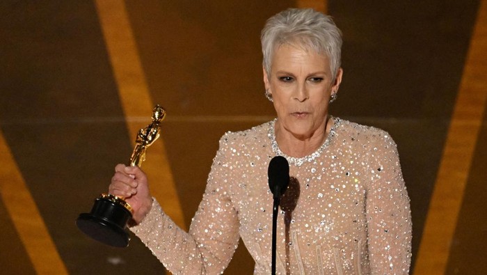 US actress Jamie Lee Curtis accepts the Oscar for Best Actress in a Supporting Role for 