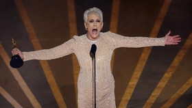 img-title Jamie Lee Curtis Pajang Piala Oscar di Samping Trofi Butt Plug