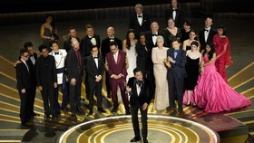 img-title Raih 7 Piala, Everything Everywhere All at Once Juara Umum Oscar 2023