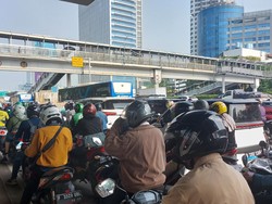 Jalur Neraka Pancoran Arah Semanggi, Mengeluh Macet tapi Tetap Dilalui
