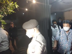 KPK Bawa 2 Koper Usai 6 Jam Geledah Rumah Dito Mahendra
