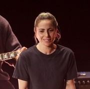Kejutan Lady Gaga di Oscar 2023: Manggung Tanpa Makeup dan Patahkan Stigma Soal Perempuan