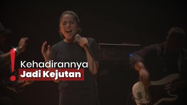 Lady Gaga Tampil di Oscar 2023, Tanpa Makeup Pakai Kaos & Jeans Sobek