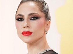Momen Bradley Cooper dan Lady Gaga Bantu Fotografer yang Jatuh di Premier Maestro