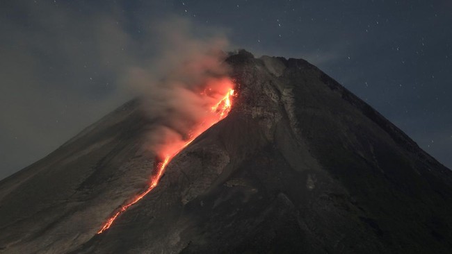 Masyarakat diimbau tidak melakukan aktivitas apapun di dalam zona bahaya dan mengantisipasi kemungkinan gangguan akibat abu vulkanik dari guguran Gunung Merapi.
