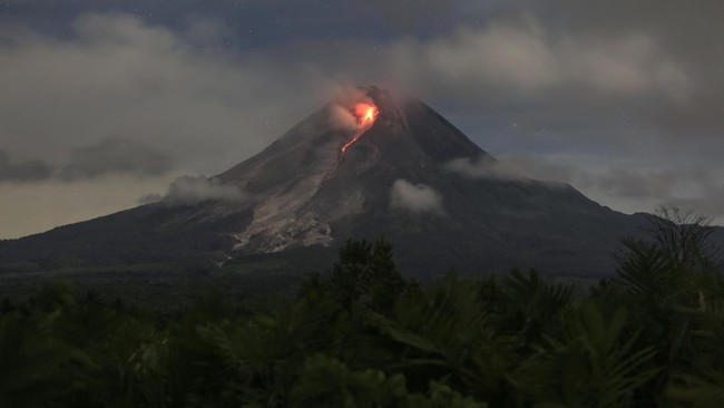 Gunung Merapi mengeluarkan guguran lava pijar dengan jarak maksimum 1,8 kilometer pada Minggu (8/10) malam.