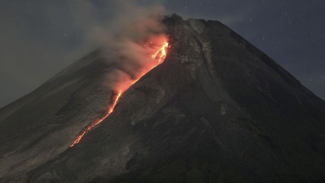 Gunung Merapi Muntahkan 16 Kali Guguran Lava Sejauh 1,5 Kilometer