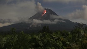 Gunung Merapi 7 Kali Erupsi Senin Sore