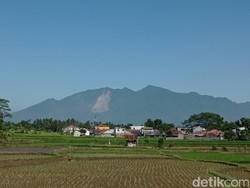 Dinding Kawah Gunung Galunggung Tasikmalaya Longsor