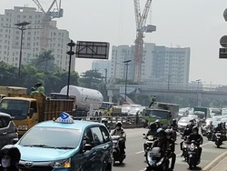 Ada 2 Truk Berhenti di Lajur Kanan, Jalan MT Haryono Arah Pancoran Macet