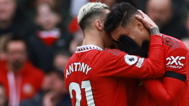 Casemiro tidak kuasa menahan tangis setelah mendapat kartu merah saat Manchester United ditahan imbang Southampton pada lanjutan Liga Inggris.