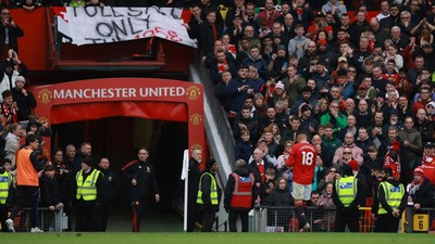 Hukuman larangan bertanding dalam empat pertandingan yang diterima Casemiro membuat Manchester United terancam bahaya.