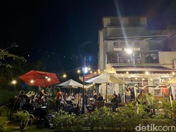 Cakalang Pampis hingga Klapertart yang Nikmat di Kafe Milik Once
