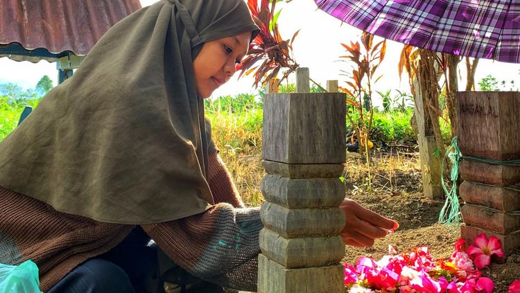 Menguburkan janin keguguran Menguburkan janin keguguran