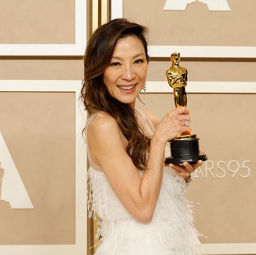 Detail dari Gaun Michelle Yeoh di Oscar 2023! Pengerjaan Memakan Waktu hingga 650 Jam