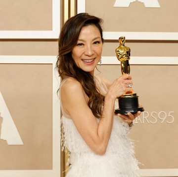 img-title Detail dari Gaun Michelle Yeoh di Oscar 2023! Pengerjaan Memakan Waktu hingga 650 Jam