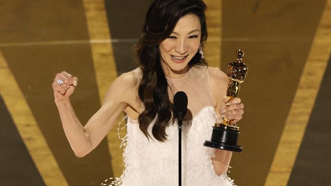 Sembari mengangkat piala Oscar, Michelle Yeoh berpesan setiap perempuan tidak perlu peduli dengan komentar orang lain, terutama soal tak bisa meraih kesuksesan.