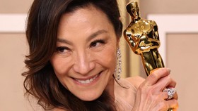 img-title Michelle Yeoh, Aktris Asia Pencetak Sejarah di Oscar 2023
