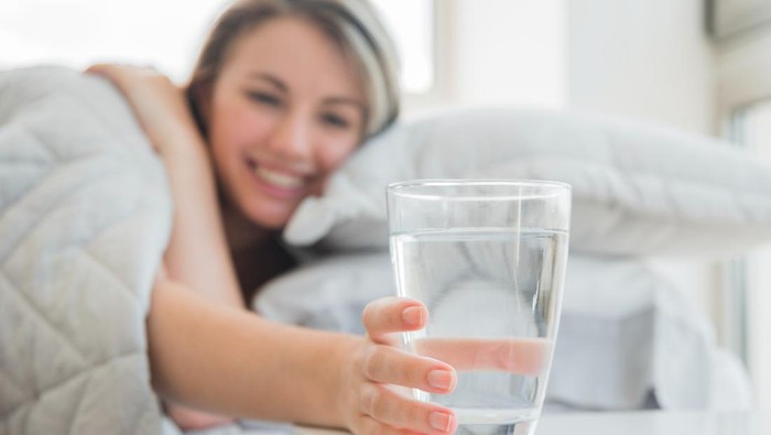 7 Manfaat Minum Air Hangat Saat Perut Kosong di Pagi Hari Menurut Ahli