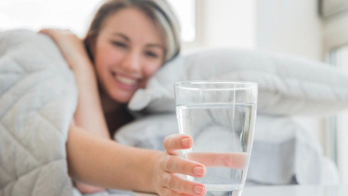 img-title 7 Manfaat Minum Air Hangat Saat Perut Kosong di Pagi Hari Menurut Ahli