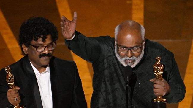 Komposer Naatu Naatu, ost. RRR, berdendang ketika menerima piala Oscar 2023. Menurutnya, hal itu menjadi kebanggaan India.