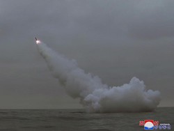 Korut Luncurkan Rudal dari Kapal Selam Jelang Latihan Militer AS-Korsel