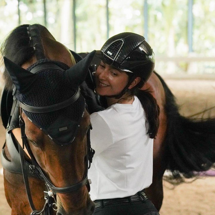 <p>Tak hanya tampil tangguh ketika berkuda, gaya Nabila Syakieb juga menuai pujian karena terlihat sangat elegan.<em> "Cantik dan keren,"</em> komentar akun @nikenayunen*****. <em>"selalu keereeeen bgt klo liat yg 1 ini. psti suaminya bngga bgt pnya istri yg cntik tp bsa sekeren ini,"</em> ujar @kenziow***** (Foto: Instagram @nsyakieb85 @maul_official)</p>