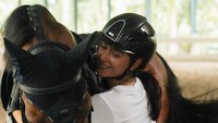 <p>Tak hanya tampil tangguh ketika berkuda, gaya Nabila Syakieb juga menuai pujian karena terlihat sangat elegan.<em> "Cantik dan keren,"</em> komentar akun @nikenayunen*****. <em>"selalu keereeeen bgt klo liat yg 1 ini. psti suaminya bngga bgt pnya istri yg cntik tp bsa sekeren ini,"</em> ujar @kenziow***** (Foto: Instagram @nsyakieb85 @maul_official)</p>