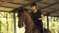 <p>Tempat tersebut juga disertai dengan arena untuk berlatih menunggangi kuda, Bunda. Nabila kerap mengunggah aksinya saat berkuda lewat deretan foto hingga video ke media sosial. (Foto: Instagram @nsyakieb85 @maul_official)</p>