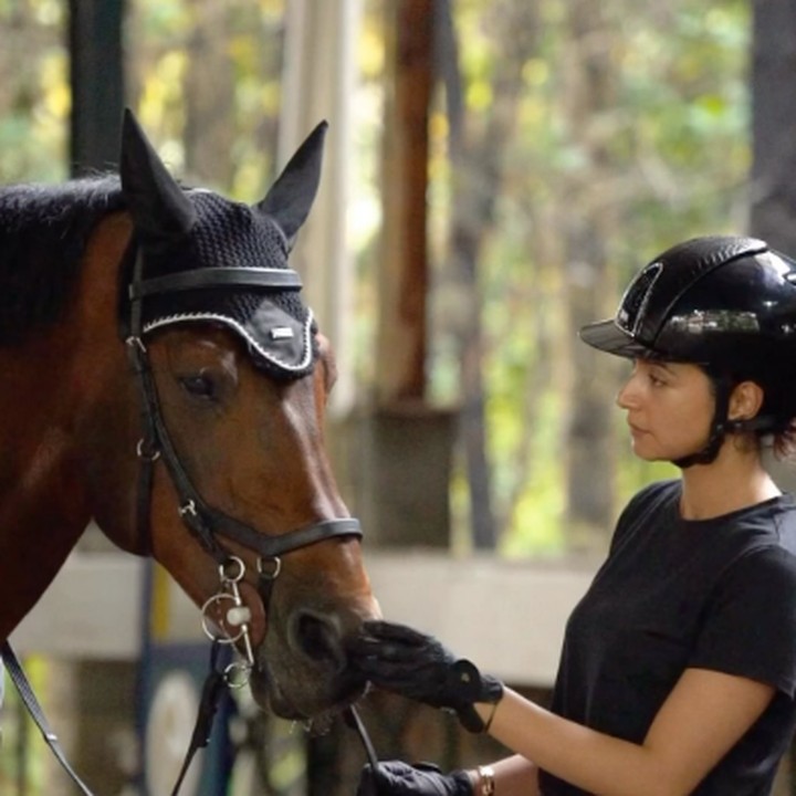 <p>Tak main-main, Bunda dua anak ini juga telah mengikuti berbagai pertandingan untuk melatih kemampuan berkuda. Salah satunya ketika berlomba di D'riders Prime 2022 bersama kuda kesayangannya, Caritano TS. (Foto: Instagram @nsyakieb85 @maul_official)</p>