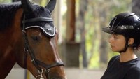 <p>Tak main-main, Bunda dua anak ini juga telah mengikuti berbagai pertandingan untuk melatih kemampuan berkuda. Salah satunya ketika berlomba di D'riders Prime 2022 bersama kuda kesayangannya, Caritano TS. (Foto: Instagram @nsyakieb85 @maul_official)</p>