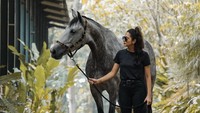 <p>Ada banyak artis Tanah Air yang menggeluti hobi berkuda. Salah satu yang kerap mengunggah hobi tersebut adalah Nabila Syakieb, Bunda. (Foto: Instagram @nsyakieb85 @maul_official)</p>