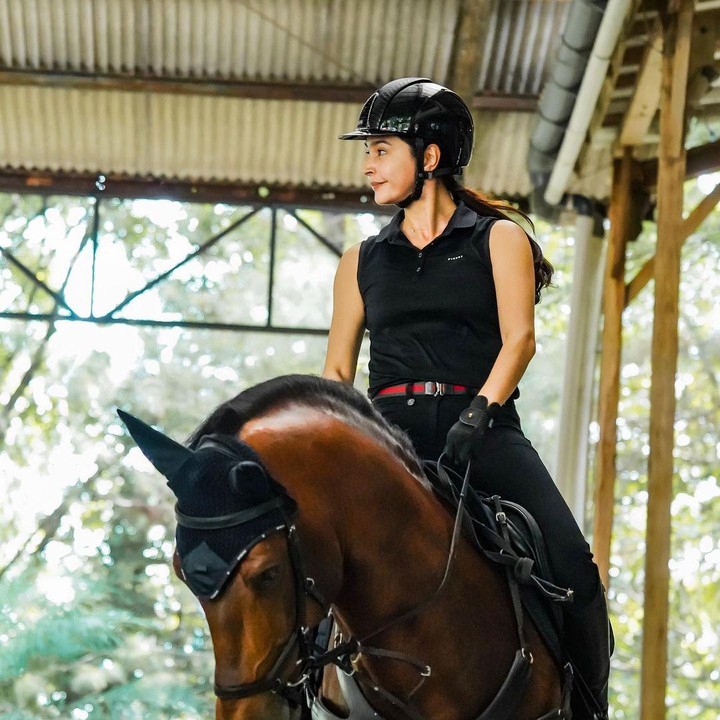 <p>Ketika berkuda, Nabila Syakieb tampil memukau dengan busana <em>sporty</em> dan alat pengaman lengkap mulai dari helm sampai sepatu boots. (Foto: Instagram @nsyakieb85 @maul_official)</p>