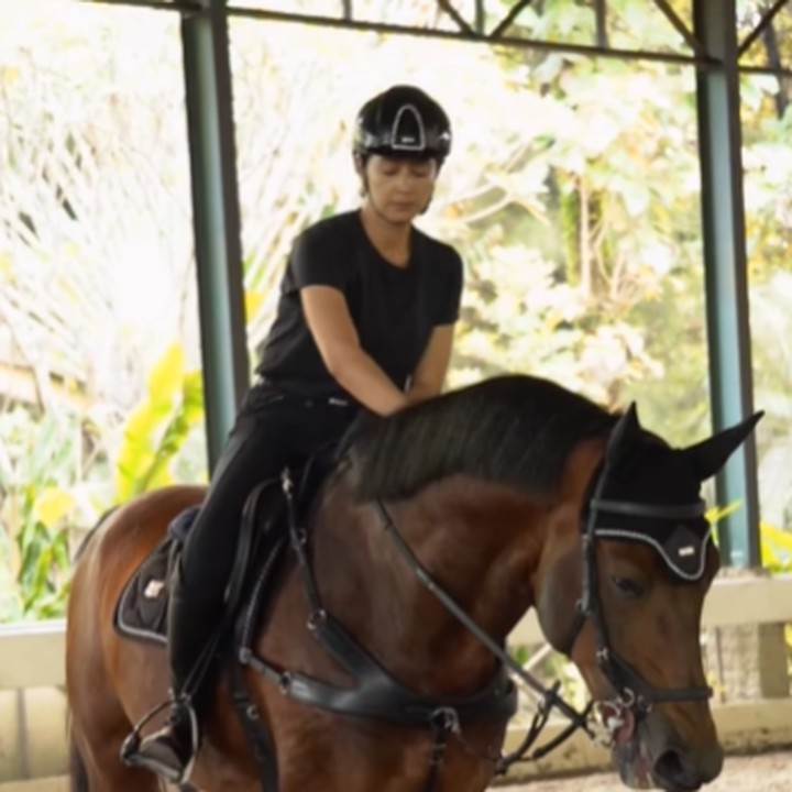 <p>Nabila Syakieb berlatih menunggangi kuda dengan mengunjungi salah satu <em>stable</em> atau tempat penyimpanan kuda. (Foto: Instagram @nsyakieb85 @maul_official)</p>