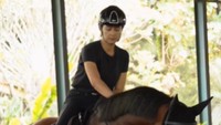 <p>Nabila Syakieb berlatih menunggangi kuda dengan mengunjungi salah satu <em>stable</em> atau tempat penyimpanan kuda. (Foto: Instagram @nsyakieb85 @maul_official)</p>