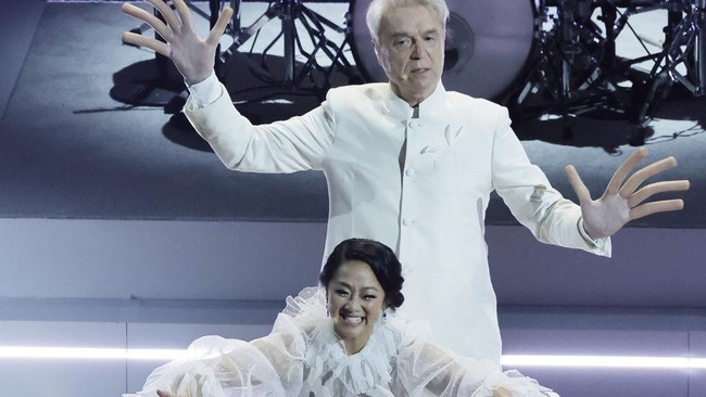 Aktris Stephanie Hsu dan musisi David Byrne tampil di Oscar 2023 dengan membawakan lagu This Is A Life dari film Everything Everywhere All at Once.