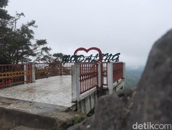 Menikmati Panorama Sinabung dan Berastagi dari Bukit Gundaling