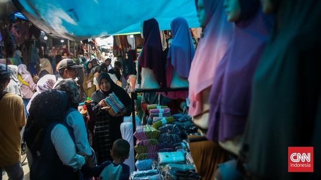 FOTO: Ramai Pasar Tanah Abang Jelang Datang Ramadan