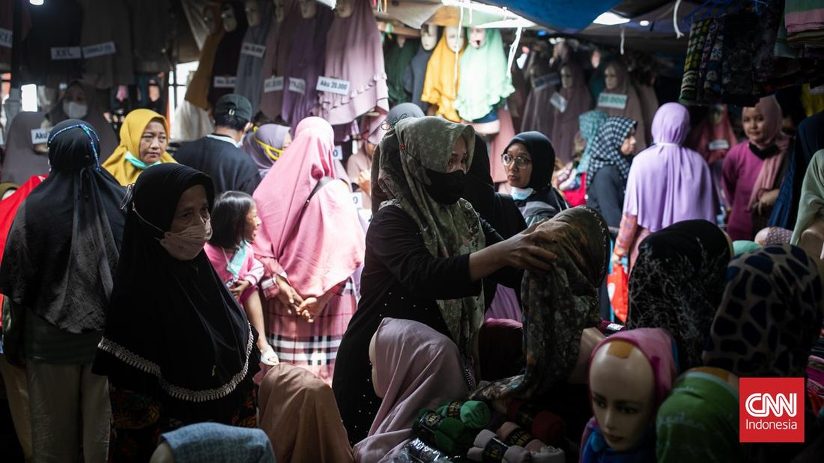 FOTO: Ramai Pasar Tanah Abang Jelang Datang Ramadan