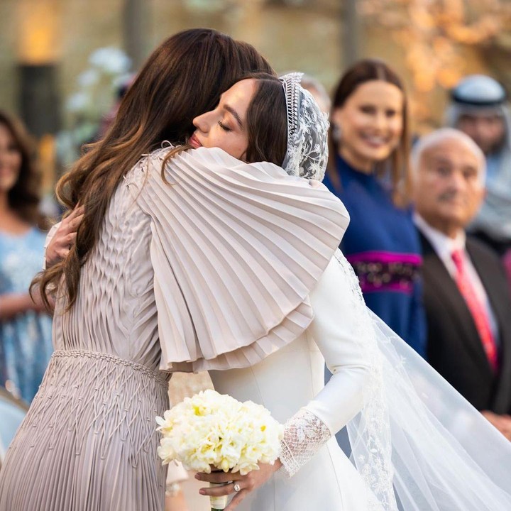 <p>Pada hari pernikahan putrinya, Ratu Rania tak lupa berbagi pelukan hangat dengan Putri Iman. Ia memeluk erat anaknya yang sudah berusia 26 tahun itu, Bunda. (Foto: Instagram @queenrania)</p>
