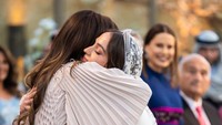 <p>Pada hari pernikahan putrinya, Ratu Rania tak lupa berbagi pelukan hangat dengan Putri Iman. Ia memeluk erat anaknya yang sudah berusia 26 tahun itu, Bunda. (Foto: Instagram @queenrania)</p>
