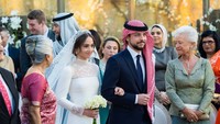 <p>Pesta pernikahan Putri Iman dan Jameel Alexander Thermiotis berlangsung meriah dengan dihadiri oleh tamu dari berbagai kalangan penting. Ketika melangkah ke pelaminan, Putri Iman didampingi oleh sang kakak, Putra Mahkota Hussein. (Foto: Instagram @queenrania)</p>